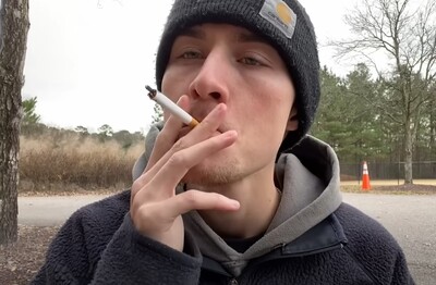 Лечение зависимости от табакокурения в Туринске Мужчина с сигаретой делает затяжку