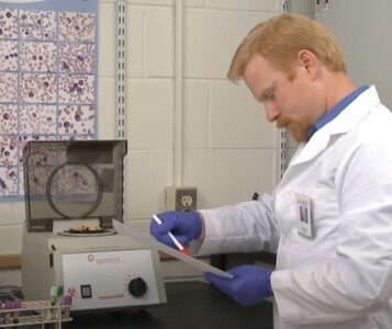 Клиника лечения наркозависимости в Туринске Врач в кабинете клиники